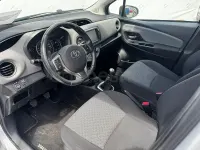 Usado Toyota Yaris Active 99 CV (72 kW) 2015 Gris / plata Utilitario