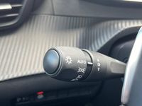 Usado Peugeot 208 Allure 100 CV (73 kW) 2023 Gris Utilitario