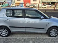 Usado Skoda Fabia Ambition 60 CV (44 kW) 2012 Gris / plata Berlina