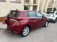 Usado Toyota Auris Hybrid Active 136 CV (100 kW) 2018 Granate Berlina