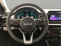 Usado Kia Stonic 100 CV (73 kW) 2025 Gris / plata SUV