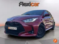 Usado Toyota Yaris Hybrid Active 116 CV (85 kW) 2023 Rojo Berlina