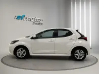 Usado Toyota Yaris Hybrid Active 116 CV (85 kW) 2021 Blanco metalizado Berlina