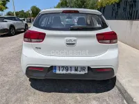 Usado Kia Rio 84 CV (61 kW) 2023 Blanco Berlina