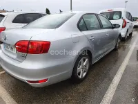Usado VW Jetta Advance 105 CV (77 kW) 2012 Gris / plata Berlina