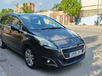 Usado Peugeot 5008 Style 120 CV (88 kW) 2016 Gris / plata Monovolumen