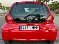 Usado Toyota Aygo Live 68 CV (50 kW) 2010 Rojo Utilitario