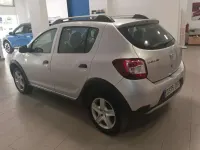 Usado Dacia Sandero Stepway 90 CV (66 kW) 2015 Plateado Utilitario