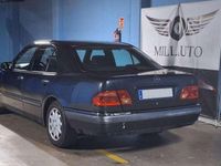 Usado Mercedes E300 Elegance 177 CV (130 kW) 1998 Azul Berlina