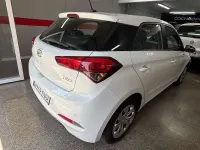 Usado Hyundai i20 101 CV (74 kW) 2017 Blanco Utilitario
