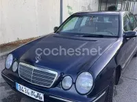 Usado Mercedes E240 Elegance 170 CV (125 kW) 2001 Azul Berlina