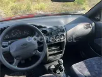 Usado Ford Escort Ghia 70 CV (51 kW) 1998 Rojo Berlina