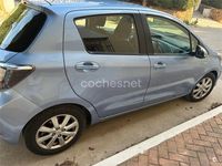 Usado Toyota Yaris Hybrid Active 100 CV (73 kW) 2013 Azul Berlina