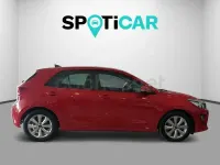 Usado Kia Rio 100 CV (73 kW) 2022 Rojo Berlina