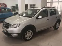 Usado Dacia Sandero Stepway 90 CV (66 kW) 2015 Plateado Utilitario