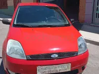 Usado Ford Fiesta Trend 68 CV (50 kW) 2004 Rojo Utilitario