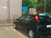 Usado Ford Focus Ghia 100 CV (73 kW) 2003 Negro Berlina