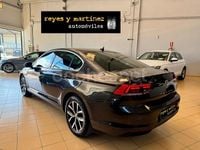 Usado VW Passat Executive 120 CV (88 kW) 2020 Gris / plata Berlina