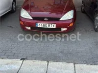 Usado Ford Focus Ambiente 100 CV (73 kW) 2002 Granate Familiar