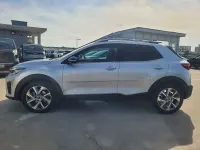 Usado Kia Stonic GT-Line 100 CV (73 kW) 2025 Gris / plata SUV