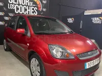 Usado Ford Fiesta Futura 80 CV (58 kW) 2007 Rojo Utilitario