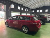 Usado Peugeot 308 SW Active 130 CV (95 kW) 2021 Granate Familiar