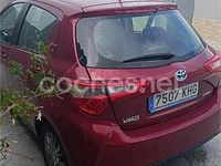 Usado Toyota Yaris Hybrid Active 100 CV (73 kW) 2018 Rojo Berlina