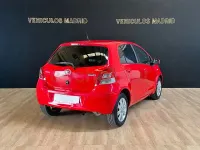 Usado Toyota Yaris Connect Style 101 CV (74 kW) 2011 Rojo Utilitario
