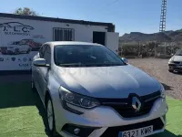 Usado Renault Mégane Zen 115 CV (84 kW) 2019 Gris / plata Berlina
