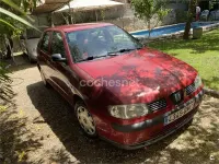 Usado Seat Ibiza Stella 90 CV (66 kW) 2001 Granate Utilitario