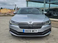 Usado Skoda Superb Style 150 CV (110 kW) 2022 Gris Berlina