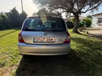Usado Renault Clio II 75 CV (55 kW) 2005 Gris / plata Berlina