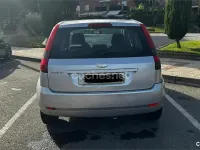 Usado Ford Fiesta Ghia 80 CV (58 kW) 2005 Gris / plata Utilitario