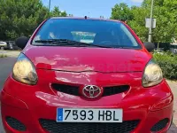 Usado Toyota Aygo Live 68 CV (50 kW) 2011 Rojo Utilitario