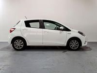 Usado Toyota Yaris Hybrid Active 100 CV (73 kW) 2020 Blanco Berlina