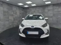 Usado Toyota Yaris Hybrid Active 116 CV (85 kW) 2022 Blanco Berlina