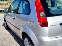 Usado Ford Fiesta Trend 68 CV (50 kW) 2004 Blanco Utilitario