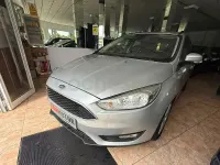 Usado Ford Focus Trend 100 CV (73 kW) 2017 Gris / plata Berlina