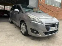 Usado Peugeot 5008 Allure 130 CV (95 kW) 2016 Gris / plata Monovolumen