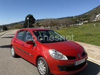 Usado Renault Clio II 85 CV (62 kW) 2006 Rojo Berlina