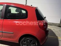 Usado Renault Clio II 75 CV (55 kW) 2008 Rojo Berlina