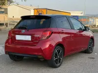 Usado Toyota Yaris Hybrid 100 CV (73 kW) 2016 Granate Berlina