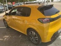 Usado Peugeot 208 Active 100 CV (73 kW) 2021 Amarillo Utilitario