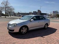 Usado VW Jetta Highline 140 CV (102 kW) 2009 Gris / plata Berlina