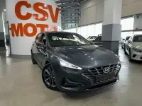 Usado Hyundai i30 120 CV (88 kW) 2024 Gris Berlina