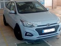 Usado Hyundai i20 75 CV (55 kW) 2018 Gris / plata Berlina