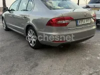 Usado Skoda Superb Elegance 140 CV (102 kW) 2014 Gris / plata Berlina