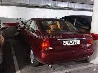 Begagnad Ford Focus Ghia 100 HK (73 kW) 2000 Röd Sedan