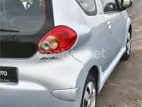 Usado Toyota Aygo 68 CV (50 kW) 2006 Azul Utilitario