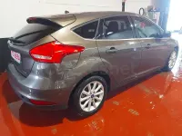 Usado Ford Focus Titanium 125 CV (91 kW) 2017 Marrón Berlina